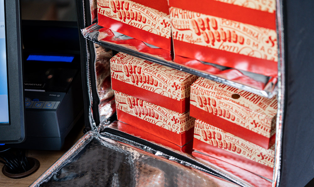 cajas de pollo con inscripción cajas rojas en una bolsa térmica