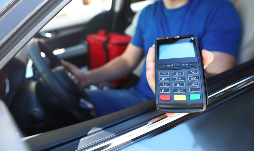 pagar con tarjeta una persona paga con tarjeta en un coche