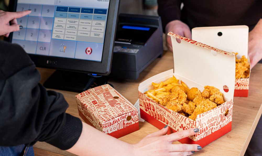 comida para llevar un consumidor pide pollo en la caja