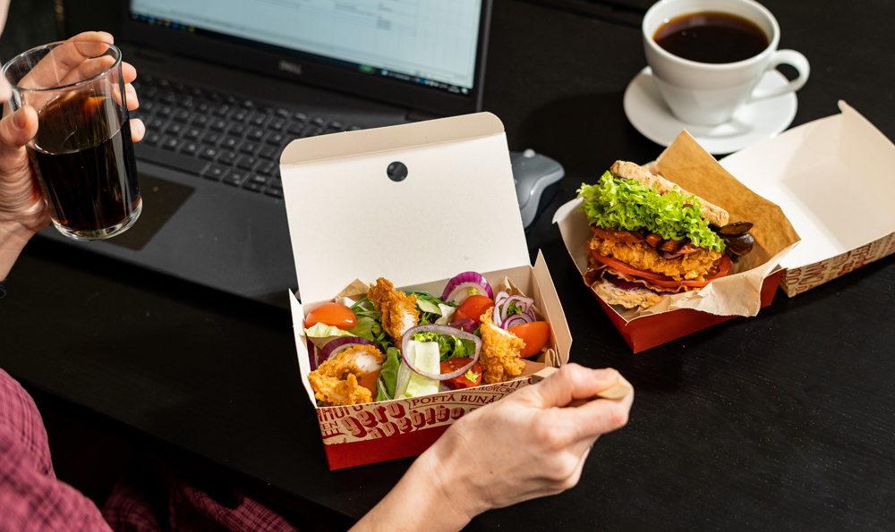 cajas biodegradables de papel un portátil con cajas de papel llenas de comida
