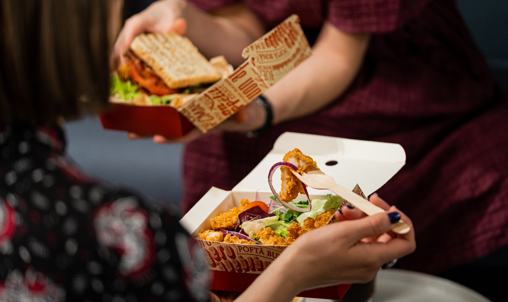 cajas de papel compartir comida en cajas biodegradables