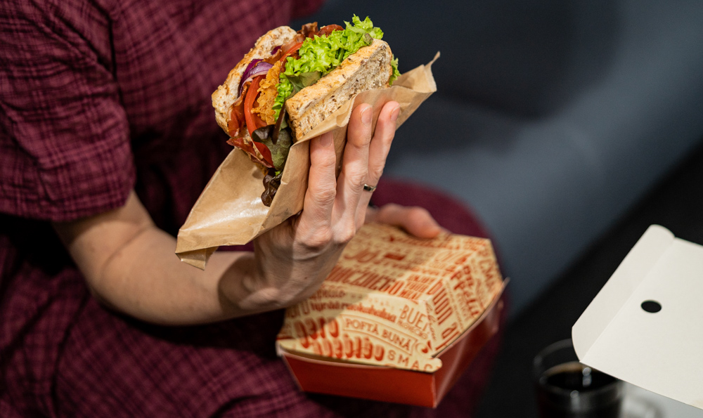 envase biodegradable comer un bocadillo con pollo en bolso ecológico