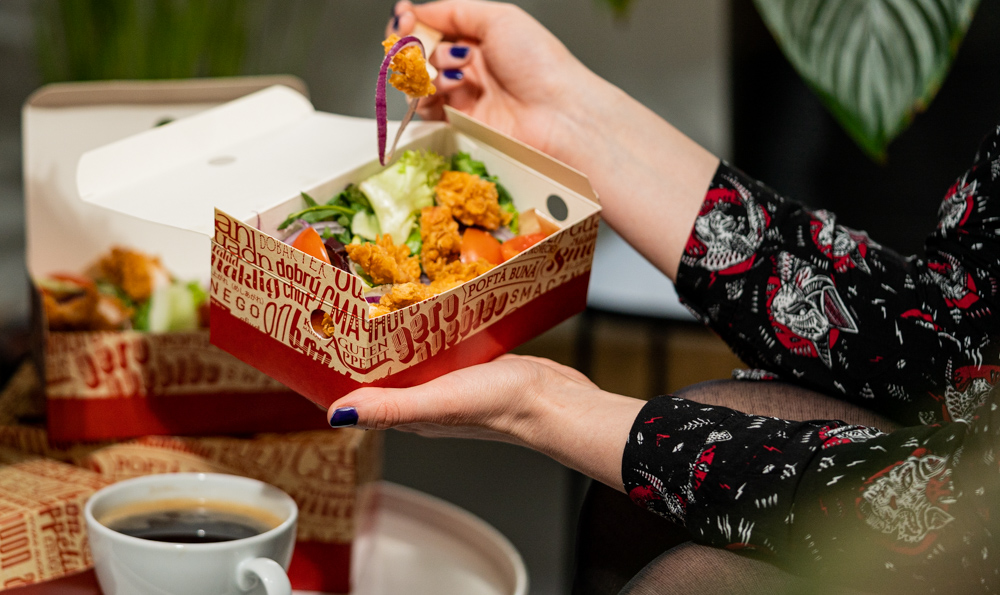 envase reciclable mujer come una ensalada de caja de papel
