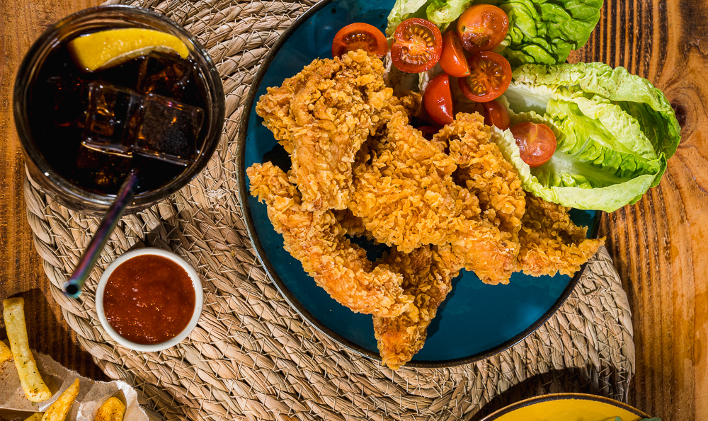comida en el plato con bebida y salsa