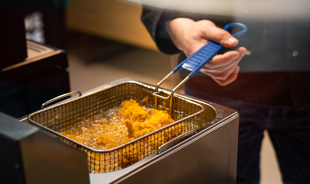 freir alitas de pollo en un restaurante