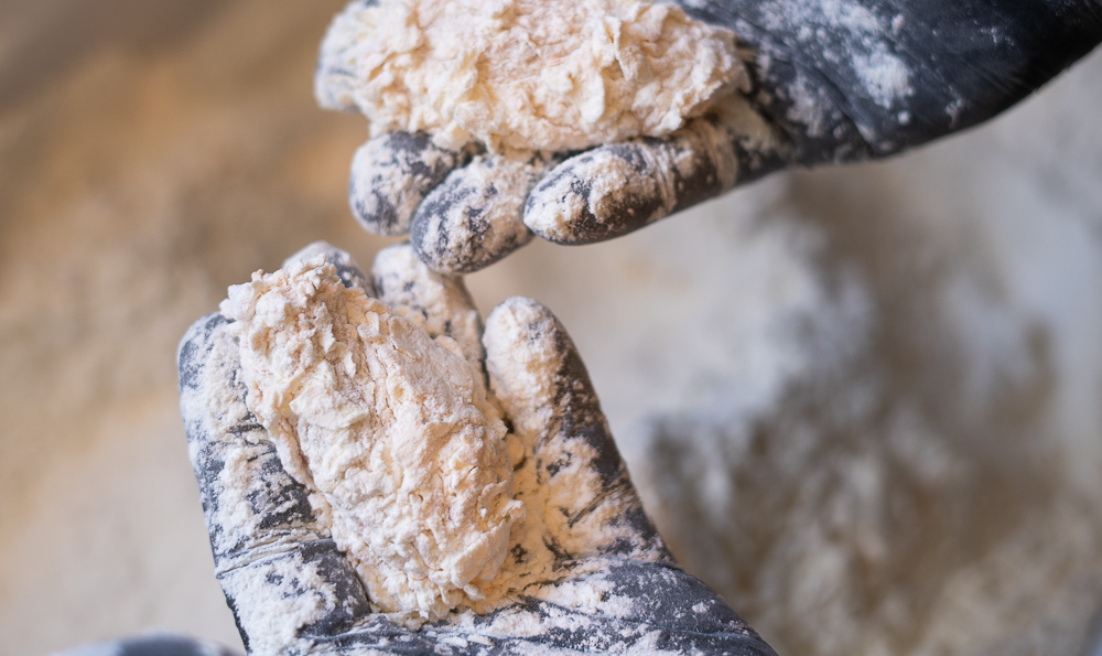 alitas en las manos antes de freir