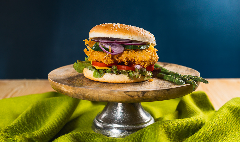 hamburguesa de pescado en la mesa con espárragos