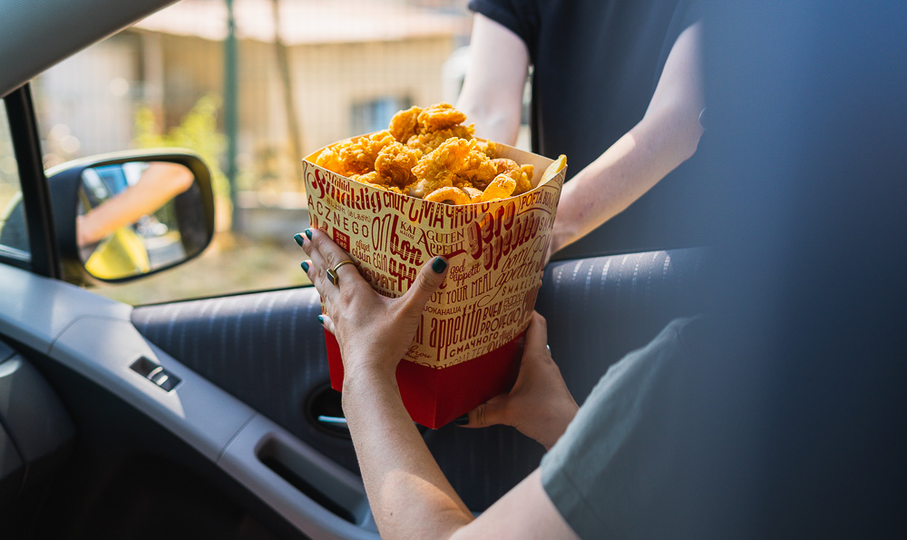 envases impresos dar cubo de pollo en un coche