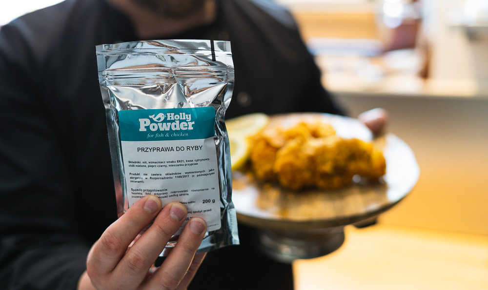 especias para pescado de Holly Powder en la mano
