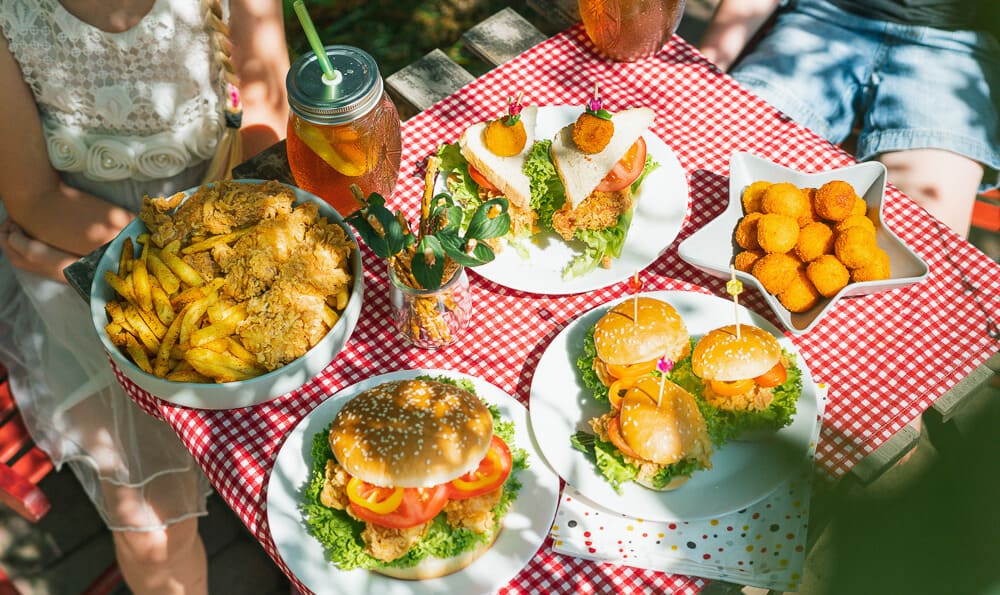 mesa con comida festiva como pollo o verduras