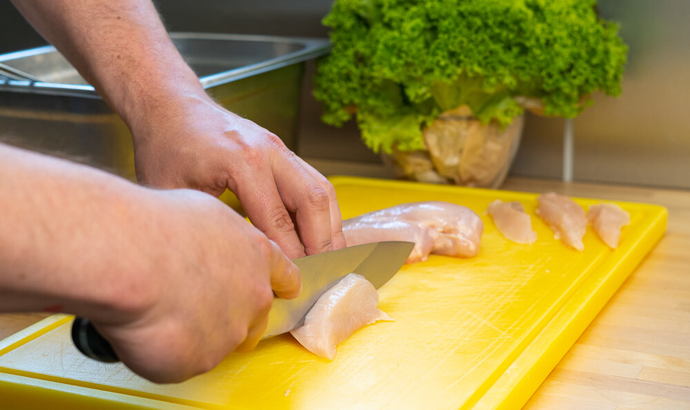 cortar la carne de pollo en trozos adecuados