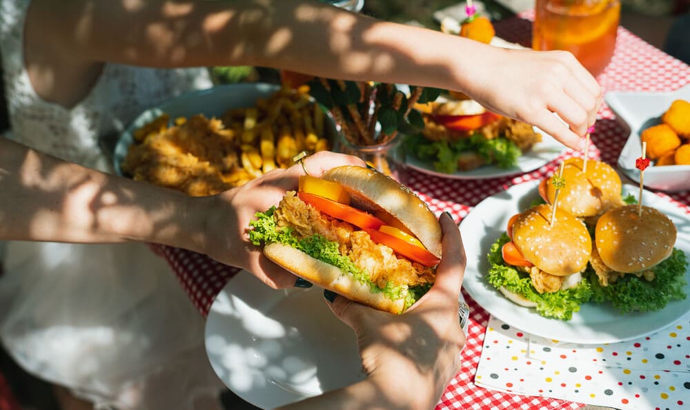 fiesta de cumpleaños con comida basada en pollo frito