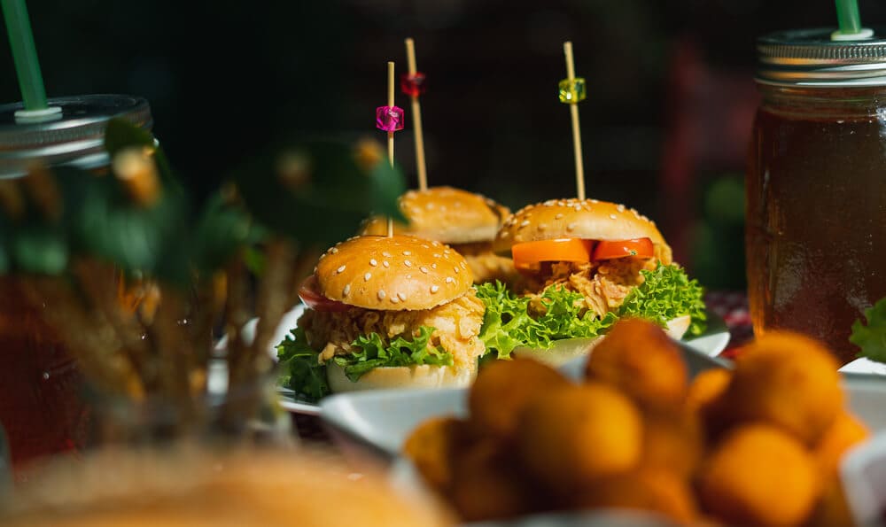 hambueguesas de pollo con decoración