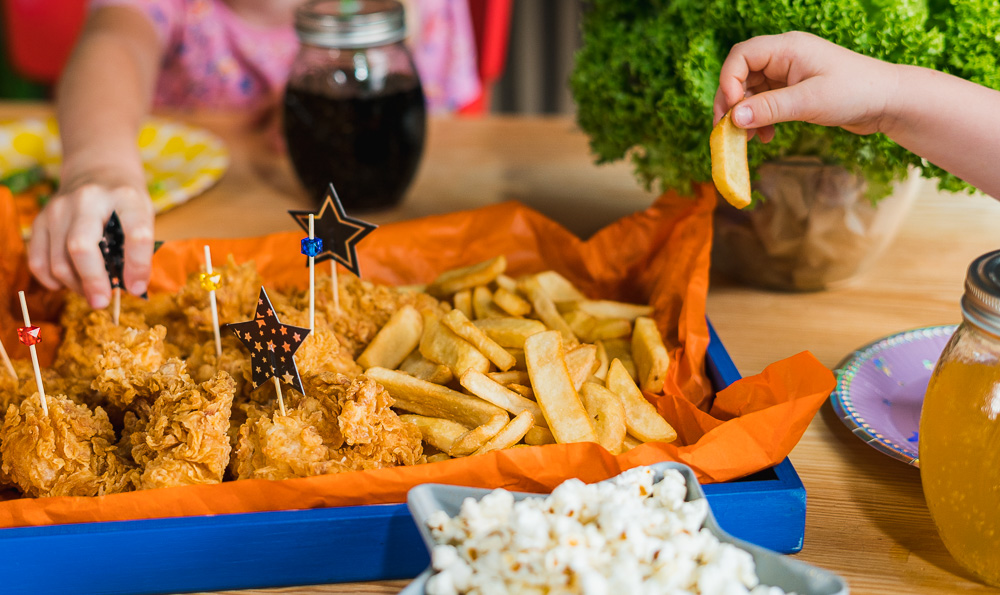una bandeja llenade pollo frito y patats fritas en la mesa