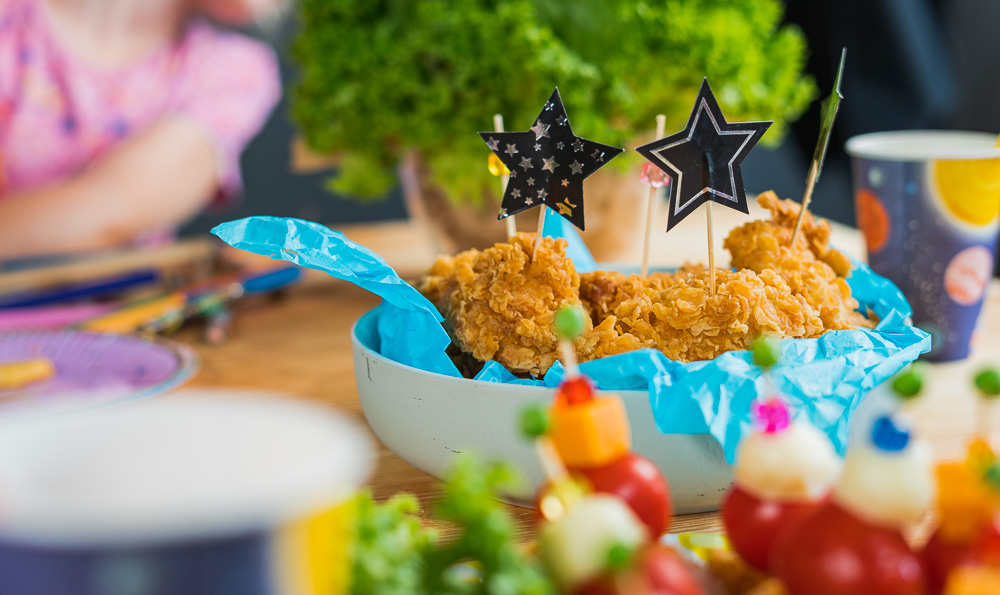 un bol con nuggets y estrellitas decorativas en la mesa