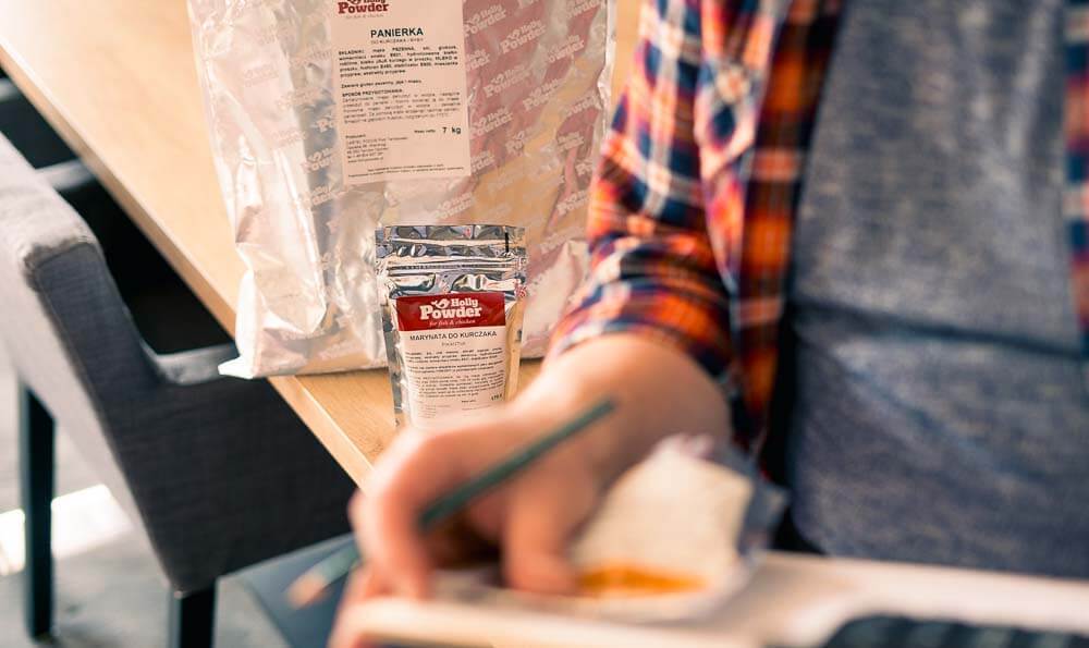 rebozado en una bolsa con un hombre haciendo contabilidad