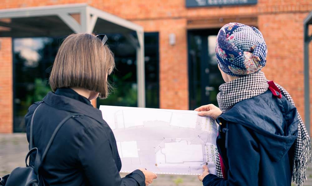 dos mujeres mirando a un edificio moderno