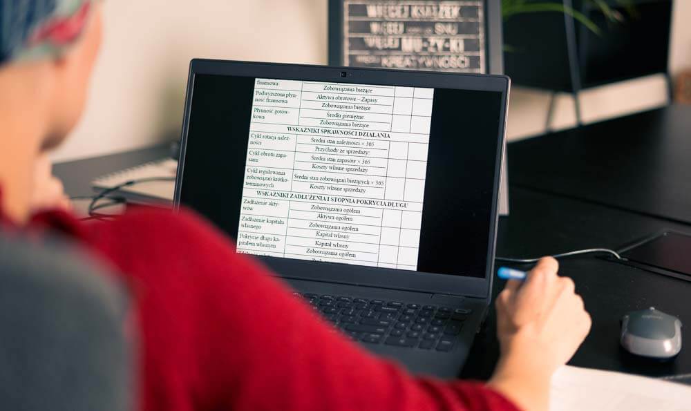 un ordenador abierto en la mesa