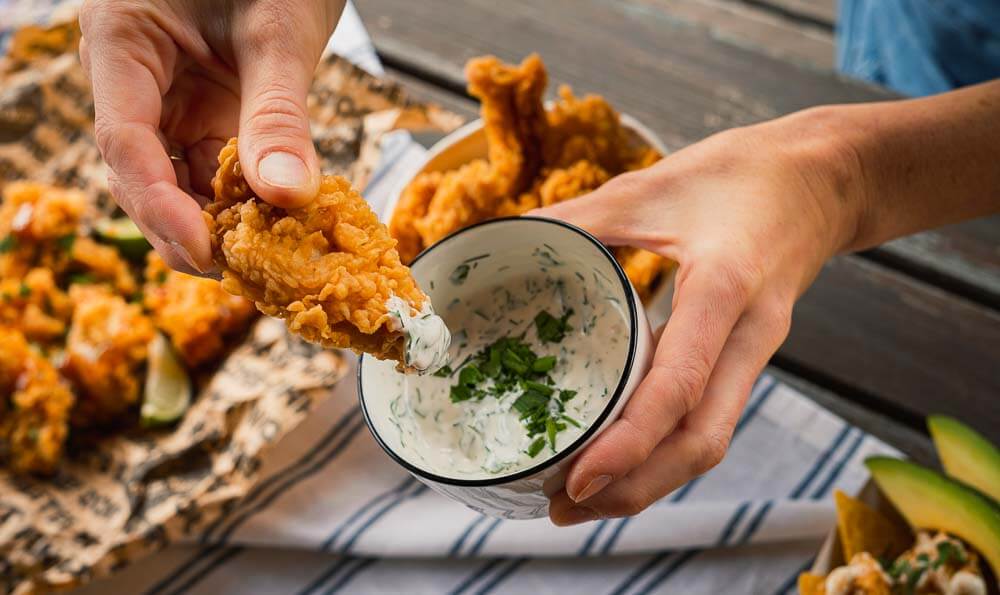 recetas con tiras de pollo tiras de pollo mojado con salsa blanca con hierbas