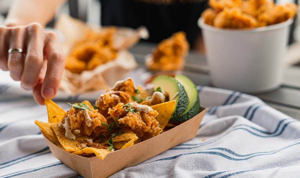 tiras de pollo una bandeja pequeña con tiras y aguacate para decoración