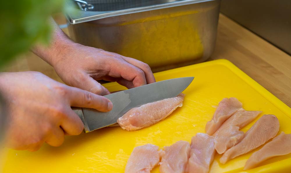 cortar el pecho de pollo con un cuchillo