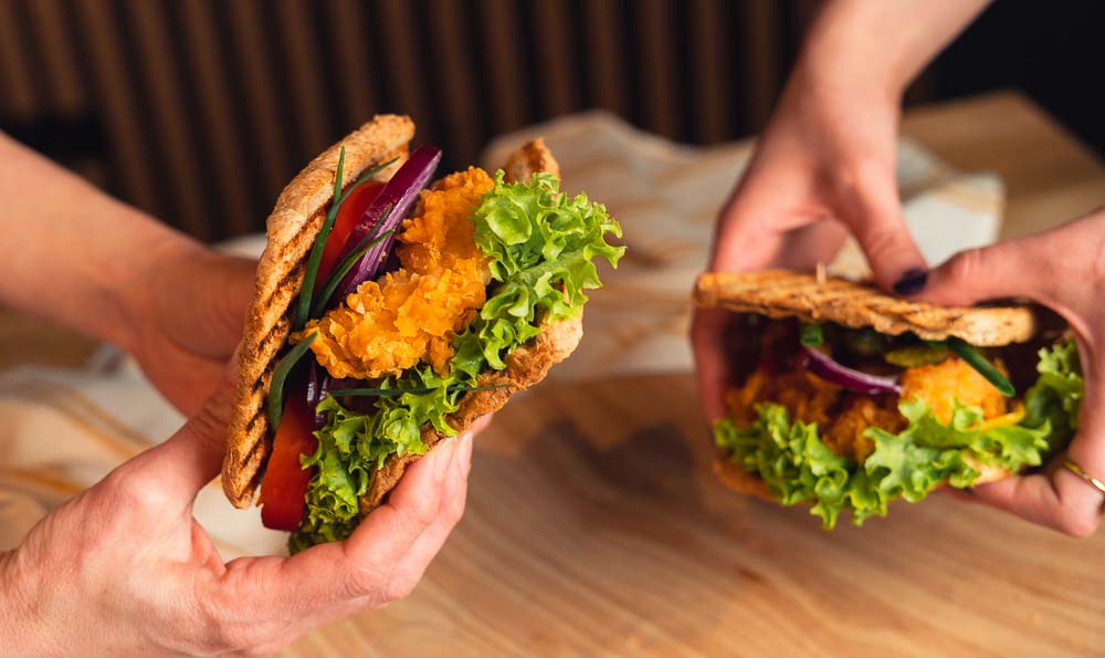 unas tostadas con trozos de pollo rebozados y dorados