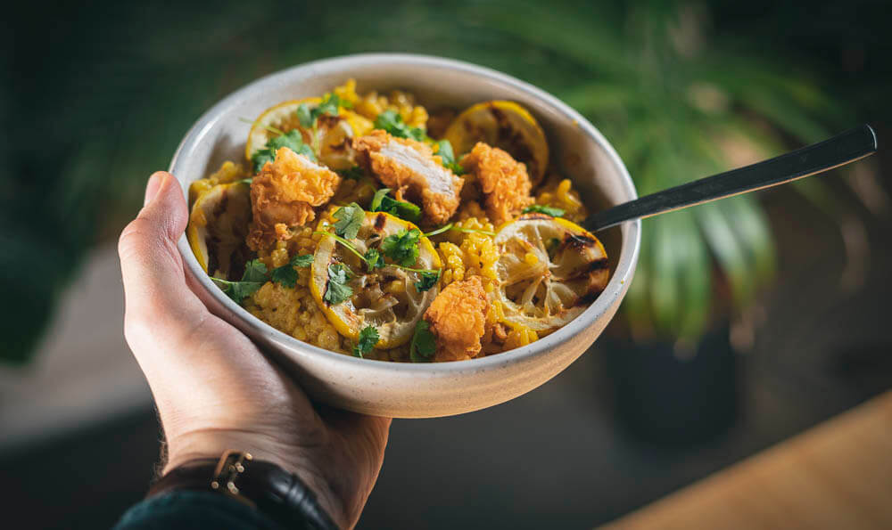 bol con arroz cocido con azafrán y pollo rebozado