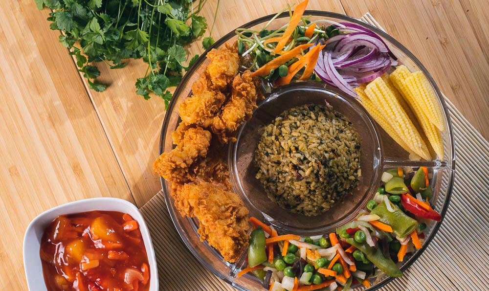 un bol con diferentes ingredientes alrededor del arroz verde