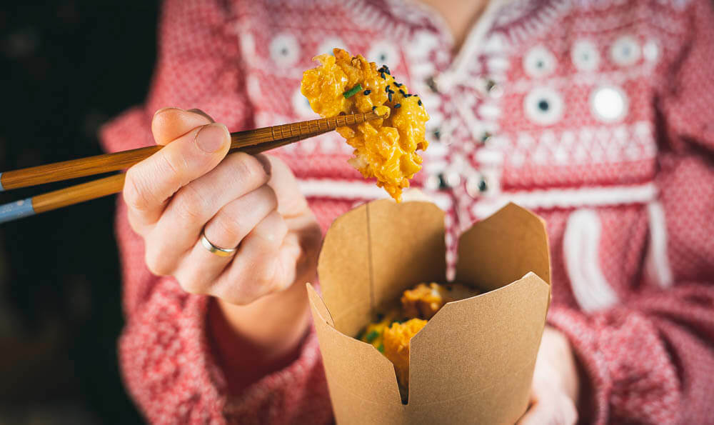 el cubo de arroz con pollo frito y con sésamo