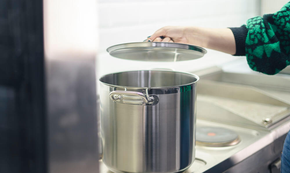 una olla grande de acero inoxidable