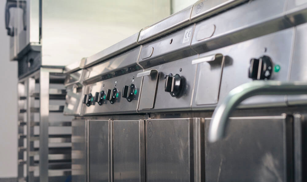 una cocina de acero inoxidable