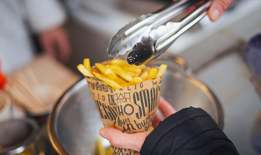 comida callejera platos de street food- patatas fritas