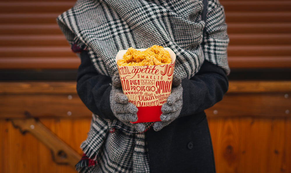 street food platos cubo de pollo como ejemplo de street food
