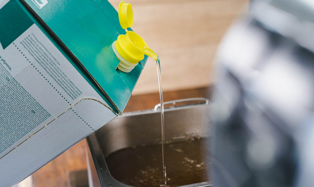 una botella grande con grasa de freír