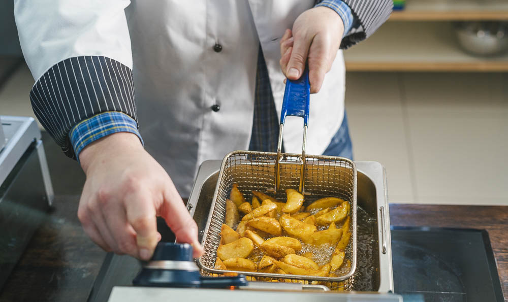 una freidora en uso gastronómico