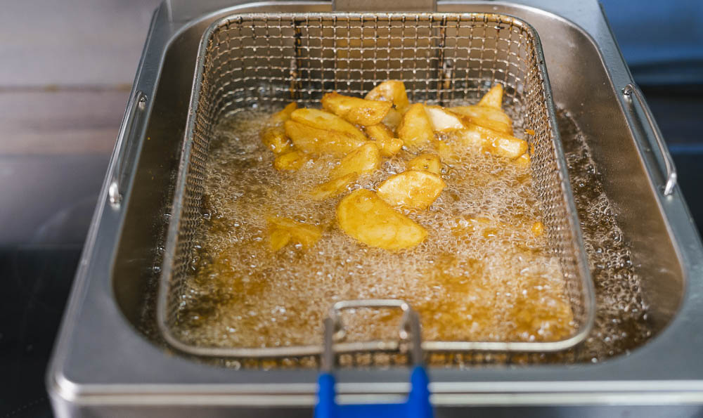 una cesta llena de patatas fritas en un freidora