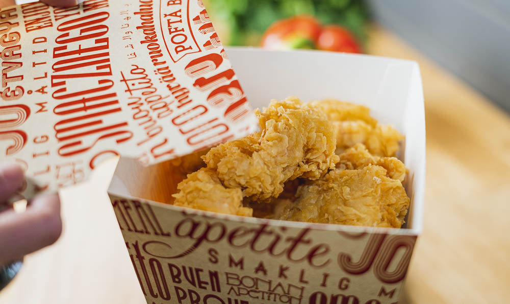 un cubo de pollo con una capa