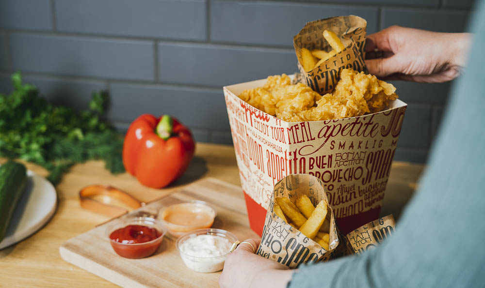 un cubo lleno de comida rápida