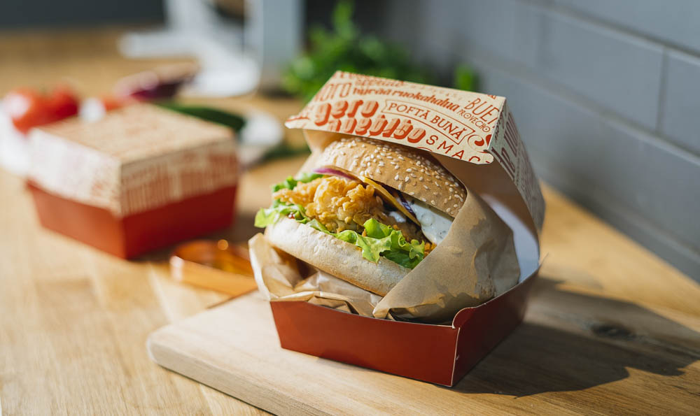 una hamburguesa en una caja