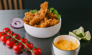 Un plato por el que vale la pena apostar: pollo frito rebozado con Holly Powder