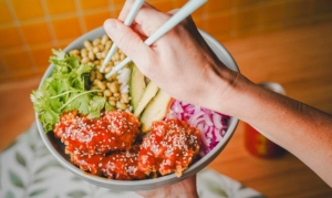 Bol asiático con pollo al estilo Korean Fried Chicken