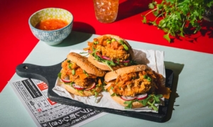 Hamburguesa asiática con pollo y kimchi