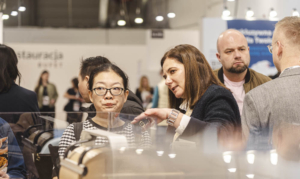 Conversaciones con clientes durante la feria gastronómica