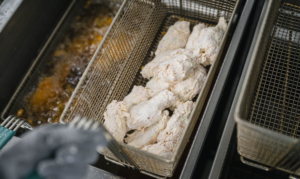 ¿Cómo hacer alitas de pollo Buffalo rebozadas?