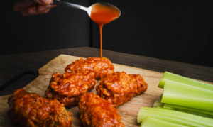 ¿Cómo hacer alitas de pollo Buffalo rebozadas?