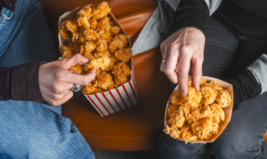 Cómo servir el «chicken popcorn»