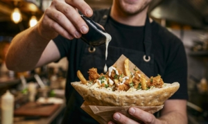 Kebab de pollo crujiente con salsa Por qué el kebab de pollo rebozado y no el kebab clásico al espeto