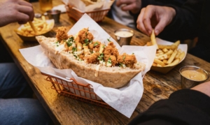 Kebab de pollo crujiente servido en pan Pollo empanado para kebab: ¿por qué es una buena base?