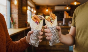 Kebab de pollo en tortilla El kebab de pollo en la gastronomía