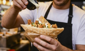 Kebab de pollo servido en un restaurante ¿Qué distingue a un buen kebab de pollo?